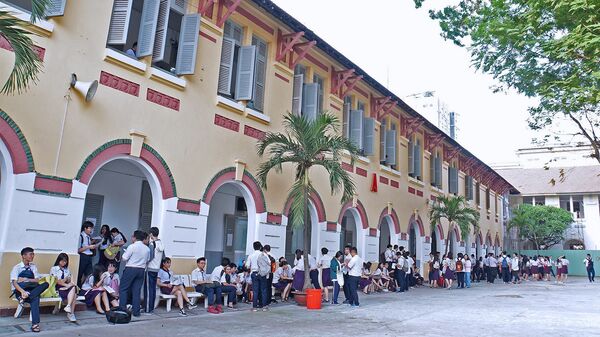Thí sinh có mặt tại trường thi từ 6h30 sáng. Ảnh chụp tại Hội đồng thi Trường THPT Nguyễn Hữu Huân (TP.HCM). - Sputnik Việt Nam