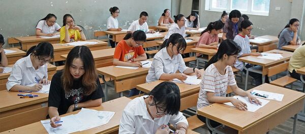 Thí sinh tại điểm thi Trường THPT Lương Thế Vinh (Hà Nội). - Sputnik Việt Nam