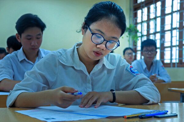 Thí sinh làm bài thi môn Ngữ văn, môn duy nhất thi theo hình thức tự luận.  - Sputnik Việt Nam