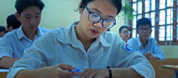 Thí sinh làm bài thi môn Ngữ văn, môn duy nhất thi theo hình thức tự luận. - Sputnik Việt Nam