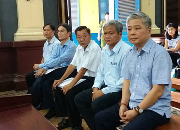 Ông Đặng Thanh Bình (bìa phải) và các đồng phạm tại tòa Ông Đặng Thanh Bình (bìa phải) và các đồng phạm tại tòa - Sputnik Việt Nam