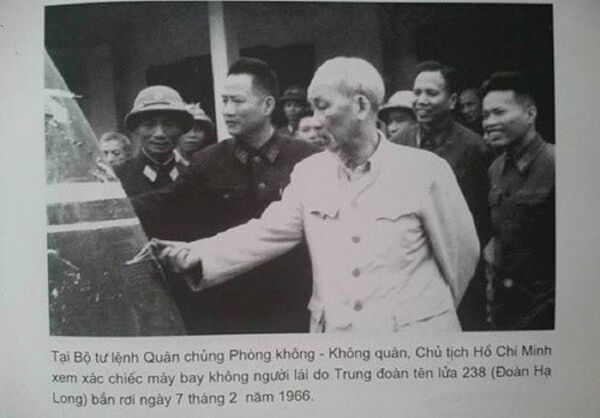 Bác Hồ xem xác máy bay UAV tại Bộ tư lệnh PK-KQ. Bác Hồ xem xác máy bay UAV tại Bộ tư lệnh PK-KQ. - Sputnik Việt Nam