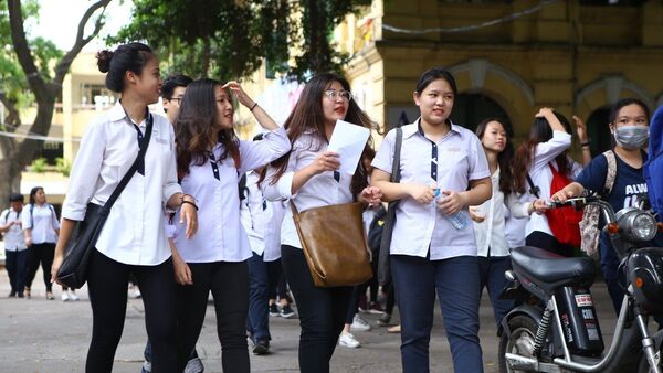 Thí sinh trao đổi sau khi hoàn thành môn thi đầu tiên tại điểm thi trường THPT Việt Đức ( Hà Nội). - Sputnik Việt Nam