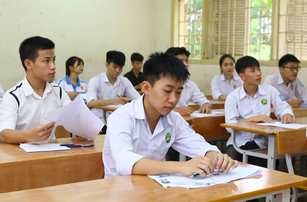 Thí sinh chuẩn bị tham dự kỳ thi THPT quốc gia và tuyển sinh năm 2018 tại điểm thi trường THPT Hợp Thanh, xã Hợp Thanh, huyện Mỹ Đức, Hà Nội.  - Sputnik Việt Nam