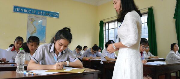 Thí sinh chứng kiến đề thi môn văn còn niêm phong tại điểm thi Trường Trung học Phổ thông Buôn Ma Thuột (Đắk Lắk). - Sputnik Việt Nam