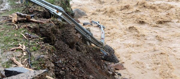 Đoạn đường quốc lộ 4D Lai Châu – Lào Cai qua bản Chu Va 12, xã Sơn Bình, huyện Tam Đương bị hư hỏng nặng. Đoạn đường quốc lộ 4D Lai Châu – Lào Cai qua bản Chu Va 12, xã Sơn Bình, huyện Tam Đương bị hư hỏng nặng. - Sputnik Việt Nam