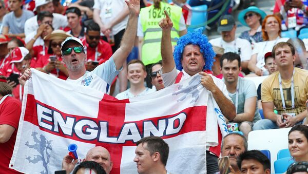 Fan bóng đá Anh trong khi trận đấu vòng bảng World Cup giữa Anh và Tunisia Fan bóng đá Anh trong khi trận đấu vòng bảng World Cup giữa Anh và Tunisia - Sputnik Việt Nam