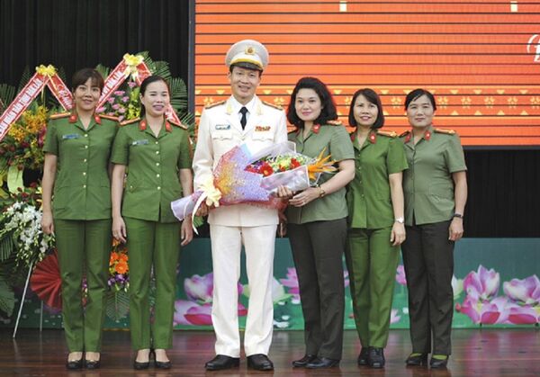 Cán bộ Công an tỉnh Đắk Lắk tặng hoa chúc mừng đại tá Vũ Hồng Văn. - Sputnik Việt Nam