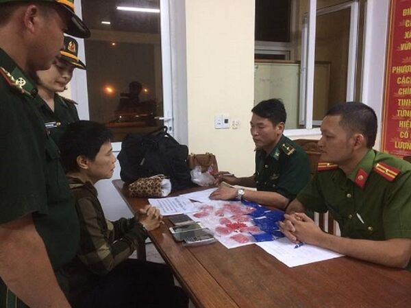 Nguyễn Thị Hà Vân đã giấu 4.800 viên ma túy trong vùng kín, ngực và nhiều chỗ trên cơ thể để đưa qua cửa khẩu Quốc tế Cầu Treo Hà Tĩnh. - Sputnik Việt Nam