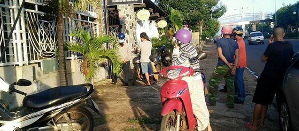 Người dân theo dõi vụ việc bên ngoài nhà nghỉ khi phát hiện người được cho là ông Thuân và nữ trưởng ban trong phòng - Sputnik Việt Nam