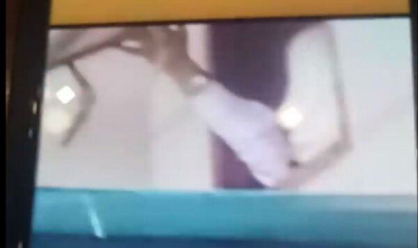 Một cánh tay đàn ông với ra đóng cửa thông gió sau khi người phụ nữ chui vào - Sputnik Việt Nam