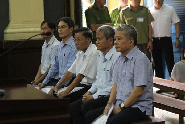 Sáng nay 26/5, cấp trên và thuộc cấp ông Thảo tiếp tục hầu tòa, riêng ông Thảo vẫn đang bị điều tra Sáng nay 26/5, cấp trên và thuộc cấp ông Thảo tiếp tục hầu tòa, riêng ông Thảo vẫn đang bị điều tra - Sputnik Việt Nam