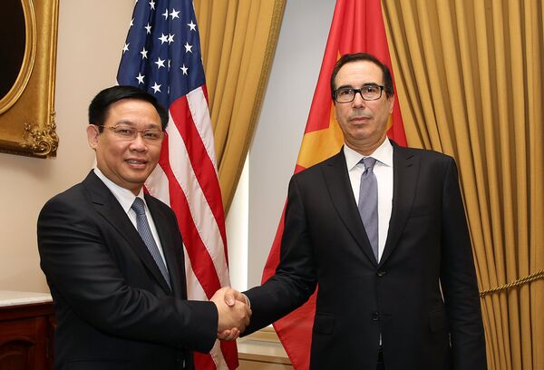Phó Thủ tướng Vương Đình Huệ và Bộ trưởng Tài chính Steven Mnuchin. - Sputnik Việt Nam