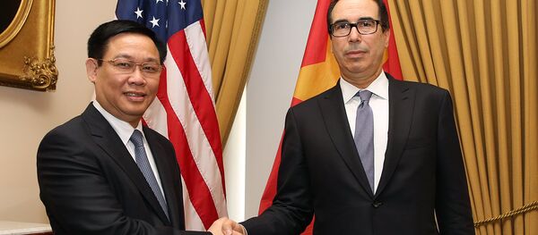 Phó Thủ tướng Vương Đình Huệ và Bộ trưởng Tài chính Steven Mnuchin. - Sputnik Việt Nam