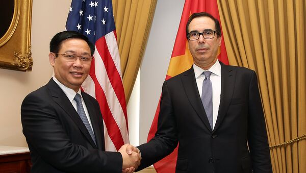 Phó Thủ tướng Vương Đình Huệ và Bộ trưởng Tài chính Steven Mnuchin. - Sputnik Việt Nam