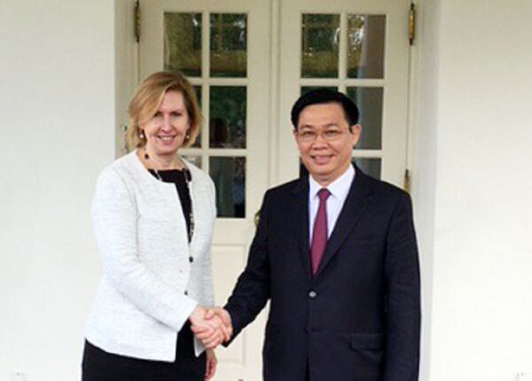 Phó Thủ tướng Vương Đình Huệ và Phó Cố vấn an ninh quốc gia Mira Ricardel. - Sputnik Việt Nam