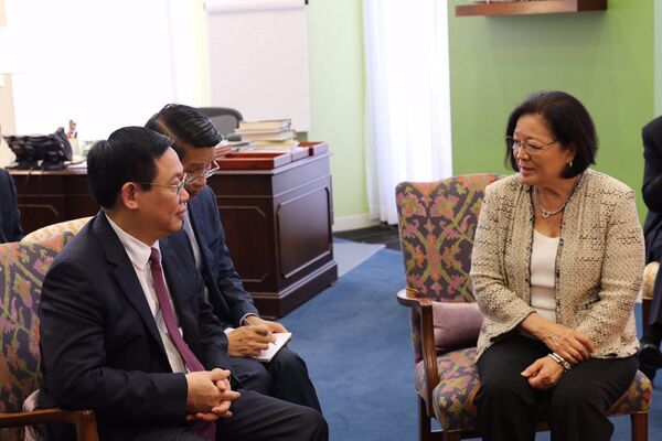 Phó Thủ tướng Vương Đình Huệ gặp Thượng nghị sĩ Mazie Hirono.  - Sputnik Việt Nam