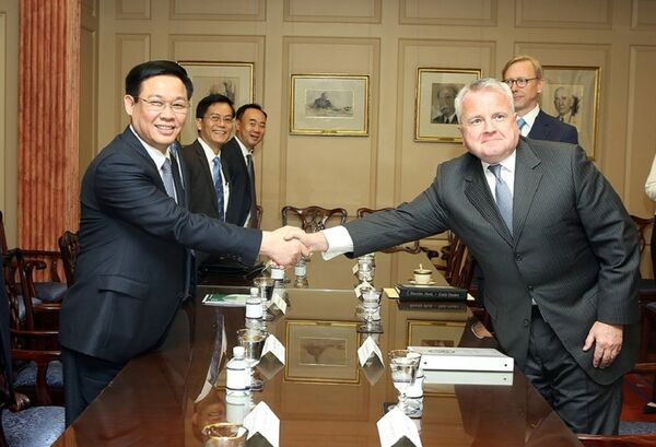 Phó Thủ tướng Vương Đình Huệ gặp Thứ trưởng Ngoại giao John Sullivan. - Sputnik Việt Nam