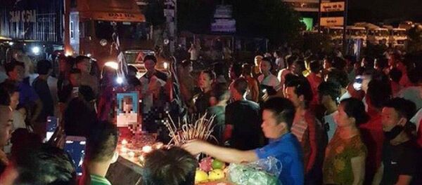 Người nhà thiếu nữ tử vong ở Hưng Yên mang quan tài ra QL5. - Sputnik Việt Nam