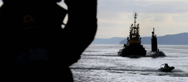 British Royal Naval Officer Paul Matthews, left, onboard the British frigate HMS Montrose watches as a tug boat tows the Canadian submarine HMCS Chicountimi up the River Clyde towards the British Naval Base at Faslane, Scotland. British Royal Naval Officer Paul Matthews, left, onboard the British frigate HMS Montrose watches as a tug boat tows the Canadian submarine HMCS Chicountimi up the River Clyde towards the British Naval Base at Faslane, Scotland. - Sputnik Việt Nam