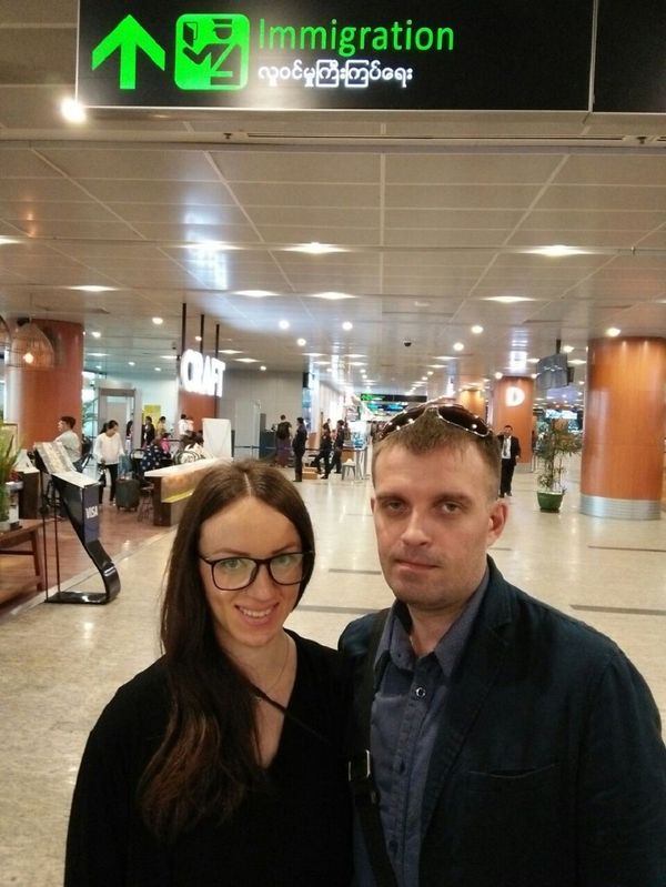 Sergey Sanovsky cùng vợ Tatiana tại sân bay Bangkok - Sputnik Việt Nam