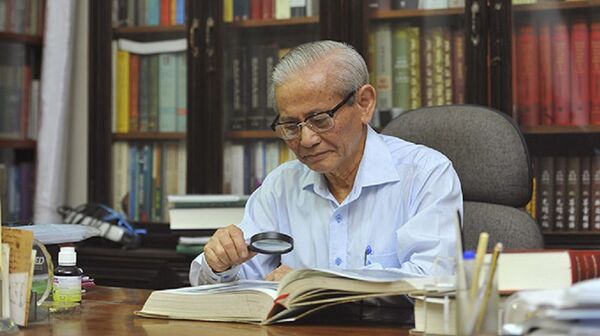 GS Phan Huy Lê làm việc không ngừng nghỉ - Sputnik Việt Nam