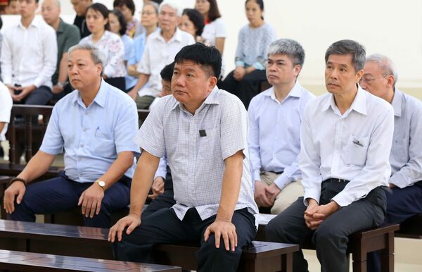 Bị cáo Đinh La Thăng, nguyên Chủ tịch HĐQT/HĐTV PVN và các bị cáo tại phiên tòa.  - Sputnik Việt Nam