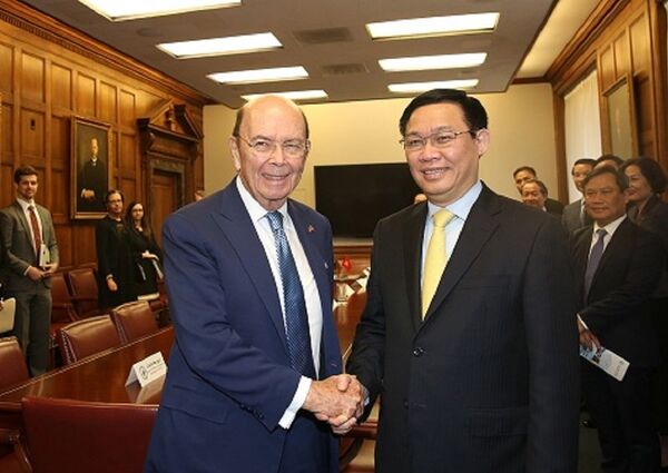 Phó Thủ tướng và Bộ trưởng Thương mại Hoa Kỳ Wilbur Ross  - Sputnik Việt Nam