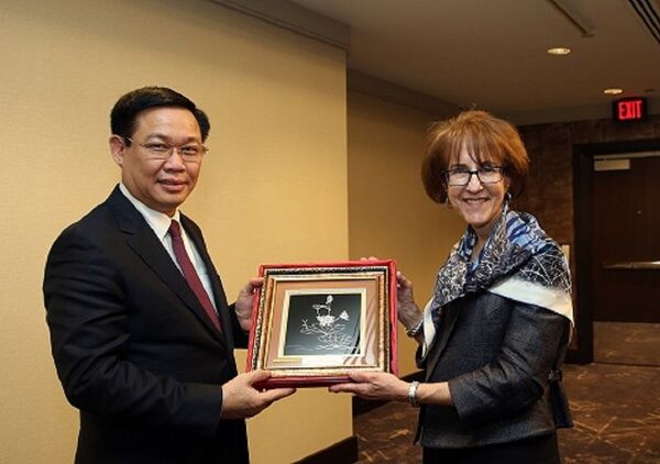 Phó Thủ tướng gặp Đại sứ Charlene Barshefsky, cựu Đại diện Thương mại Hoa Kỳ.  - Sputnik Việt Nam