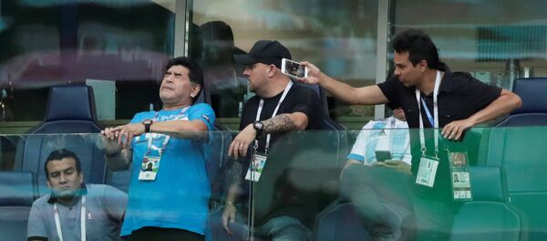 Cầu thủ bóng đá huyền thoại người Argentina Diego Maradona tại trận đấu vòng bảng World Cup giữa đội tuyển Argentina và Nigeria - Sputnik Việt Nam