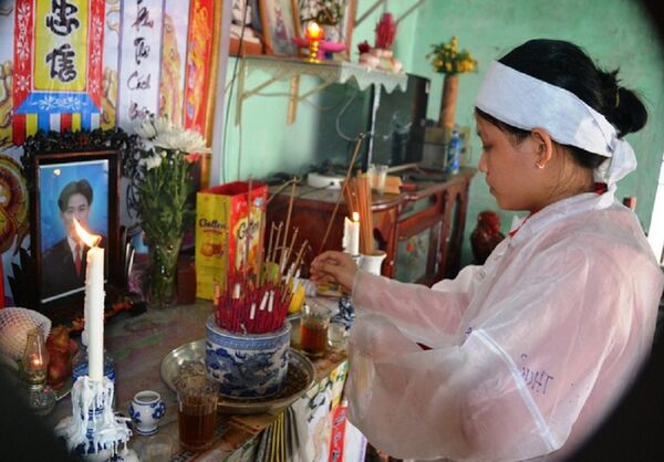 Vừa rời khỏi phòng thi, Thủy về nhà và chỉ còn có thể gặp bố qua di ảnh trên bàn thờ - Sputnik Việt Nam