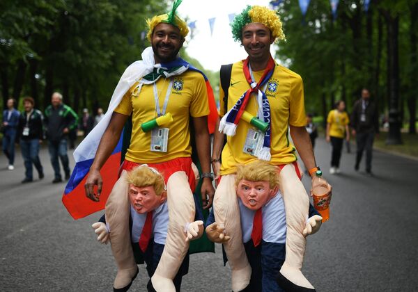 Cổ động viên của đội tuyển Brazil trước khi bắt đầu trận đấu trong World Cup 2018 giữa các cầu thủ Brazil và Costa Rica. Cổ động viên của đội tuyển Brazil trước khi bắt đầu trận đấu trong World Cup 2018 giữa các cầu thủ Brazil và Costa Rica. - Sputnik Việt Nam