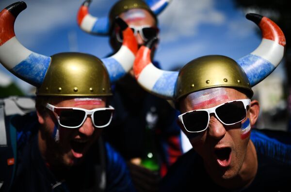 Fan của đội tuyển Pháp trước khi bắt đầu trận đấu vòng bảng của World Cup 2018 giữa đội Pháp và Peru. Fan của đội tuyển Pháp trước khi bắt đầu trận đấu vòng bảng của World Cup 2018 giữa đội Pháp và Peru. - Sputnik Việt Nam