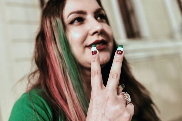 Fan nữ người Iran đến để cổ vũ đội bóng nước mình trong vòng bảng của World Cup ở Kazan. Fan nữ người Iran đến để cổ vũ đội bóng nước mình trong vòng bảng của World Cup ở Kazan. - Sputnik Việt Nam