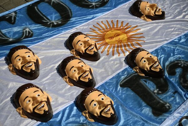 Mặt nạ của cầu thủ đội tuyển Argentina trước khi bắt đầu trận đấu vòng bảng của World Cup giữa hai đội Argentina và Iceland Mặt nạ của cầu thủ đội tuyển Argentina trước khi bắt đầu trận đấu vòng bảng của World Cup giữa hai đội Argentina và Iceland - Sputnik Việt Nam