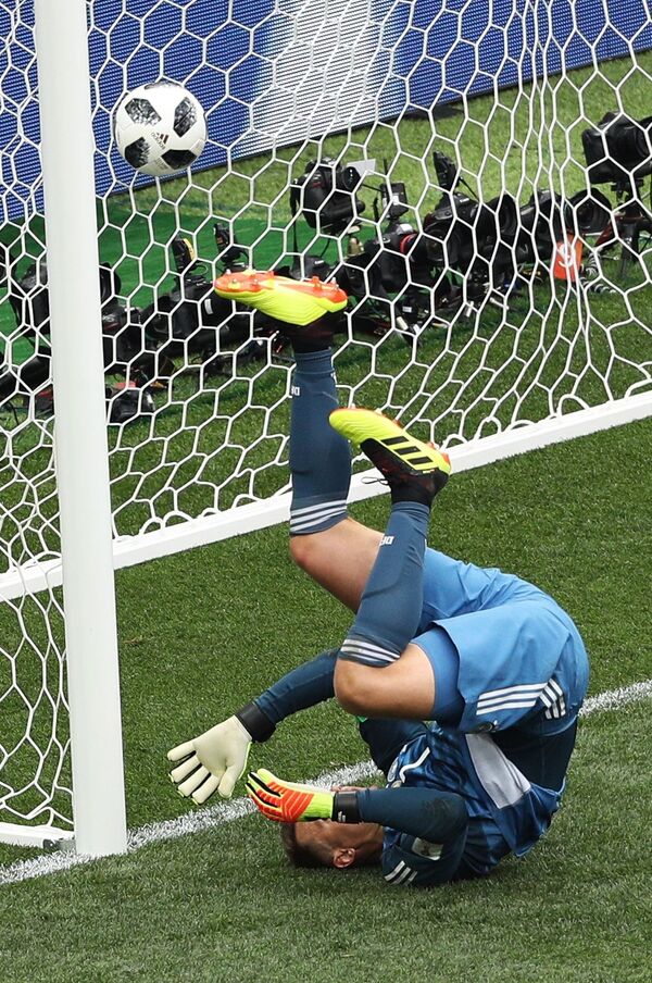 Thủ môn Manuel Neuer (Đức) để bóng lọt lưới trong trận đấu vòng bảng của World Cup giữa hai đội tuyển Đức và Mexico. - Sputnik Việt Nam