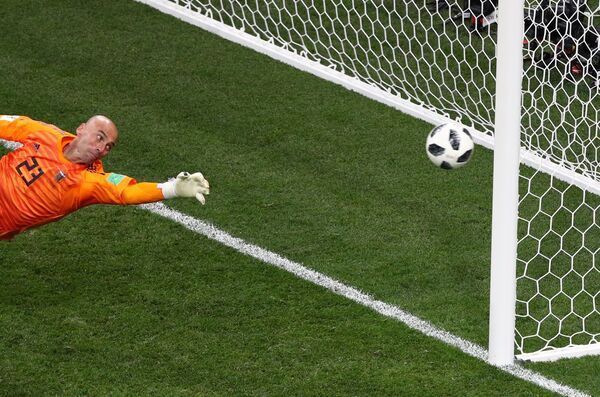 Thủ môn Willy Caballero (đội tuyển Argentina) để bóng lọt lưới trong trận đấu bảng World Cup giữa hai đội tuyển Argentina và Croatia. - Sputnik Việt Nam