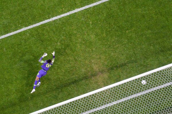 Thủ môn Francis Uzoho (Nigeria) để bóng lọt lưới trong trận đấu vòng bảng của World Cup giữa hai đội Nigeria và Argentina. - Sputnik Việt Nam