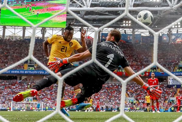 Michy Batshuayi (Bỉ) sút bóng vào gôn của thủ môn Farouk Ben Mustapha (Tunisia) trong trận đấu bảng của World Cup tại giữa hai đội Bỉ và Tunisia trên sân vận động Spartak, Matxcơva. - Sputnik Việt Nam