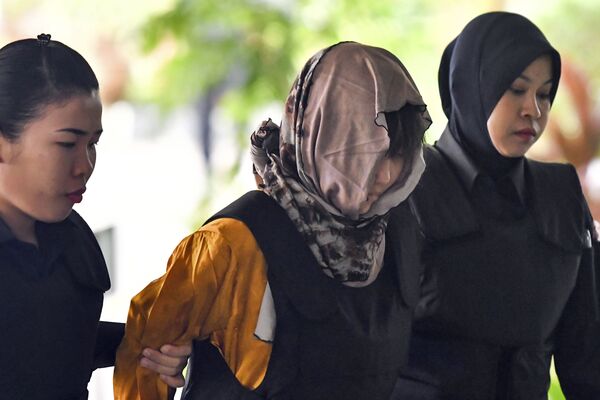 Nghi phạm Đoàn Thị Hương bị dẫn giải ra tòa Nghi phạm Đoàn Thị Hương bị dẫn giải ra tòa - Sputnik Việt Nam