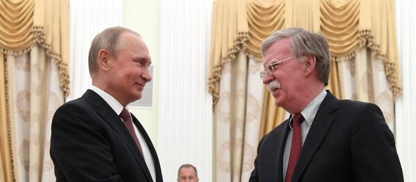 Tổng thống Nga Vladimir Putin và cố vấn an ninh quốc gia Mỹ John Bolton - Sputnik Việt Nam