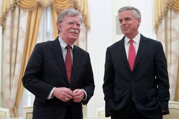 Сố vấn an ninh quốc gia Mỹ John Bolton và Đại sứ tại Liên bang Nga John Huntsman khi gặp tổng thống Nga Vladimir Putin - Sputnik Việt Nam