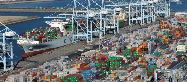 Chất container lên tàu vận tải hàng tại Los Angeles, California - Sputnik Việt Nam