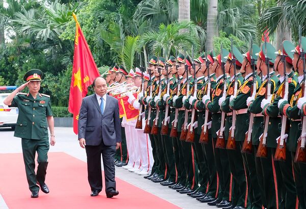 Cán bộ, chiến sĩ Tập đoàn Viettel đón Thủ tướng tới thăm, làm việc.  - Sputnik Việt Nam