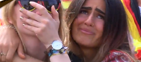 Những giọt nước mắt và cơn sốc: Phản ứng của người hâm mộ trước thất bại của đội tuyển Đức Những giọt nước mắt và cơn sốc: Phản ứng của người hâm mộ trước thất bại của đội tuyển Đức - Sputnik Việt Nam