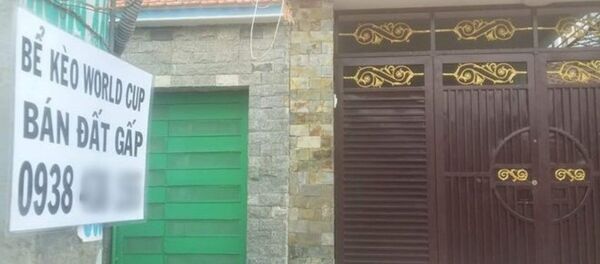 Theo các chuyên gia bất động sản, giới môi giới thêm cụm từ hot như World Cup hoặc thua độ World Cup để tăng lượng giao dịch, thu hút khách hàng. Theo các chuyên gia bất động sản, giới môi giới thêm cụm từ hot như World Cup hoặc thua độ World Cup để tăng lượng giao dịch, thu hút khách hàng. - Sputnik Việt Nam