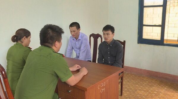 Hai đối tượng Vảng và Gia tại cơ quan công an - Sputnik Việt Nam