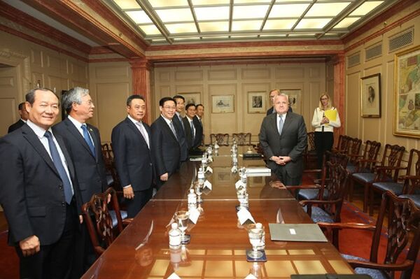 Phó thủ tướng Vương Đình Huệ tham dự buổi tiếp xúc cùng Phó ngoại trưởng Mỹ John Sullivan. Phó thủ tướng Vương Đình Huệ tham dự buổi tiếp xúc cùng Phó ngoại trưởng Mỹ John Sullivan. - Sputnik Việt Nam