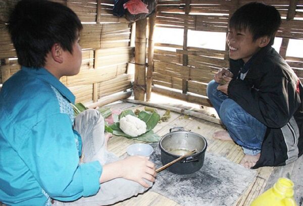 Bữa ăn của các em học sinh Mường Lát.  - Sputnik Việt Nam