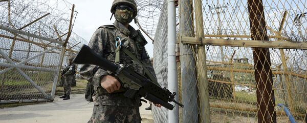 Một người lính Hàn Quốc tại hiện trường vụ nổ ở khu phi quân sự Một người lính Hàn Quốc tại hiện trường vụ nổ ở khu phi quân sự - Sputnik Việt Nam